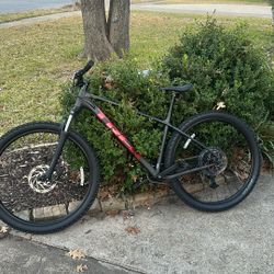 TREK  Marlin 5 Black And Red     Size: Large