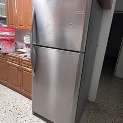 Frigidaire Fridge in Perfect Working Condition 20 Cubic Feet