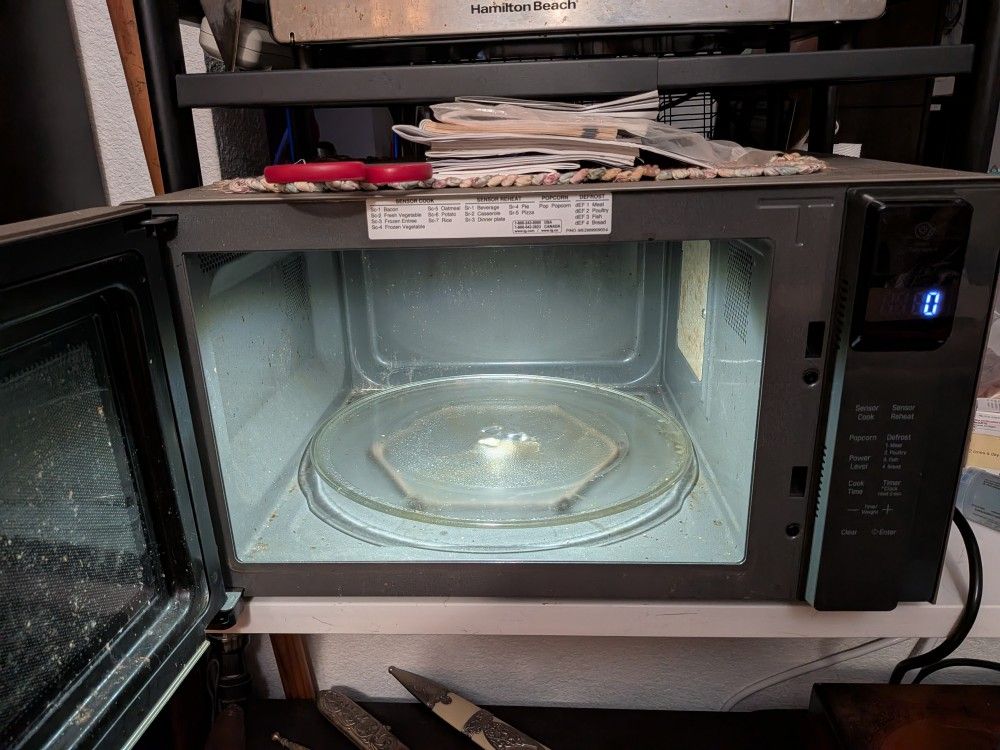 LG Microwave 1.5 Cu Ft