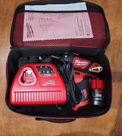 Milwaukee M12 12V 1/4 in. Hex Screwdriver Kit w/ Battery, Charger and Tool Bag