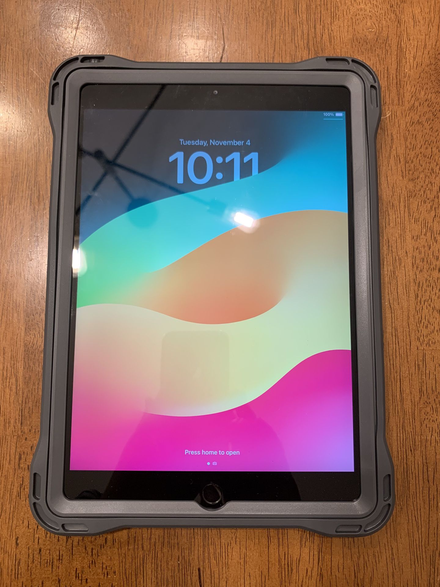 Apple iPad 7th Generation 10.2” Unlocked Like New With Great Case!