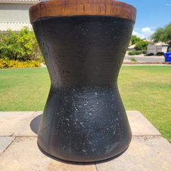 Outdoor End Table Hourglass Drum Side Table/Plant Stand with Faux-Wood Top