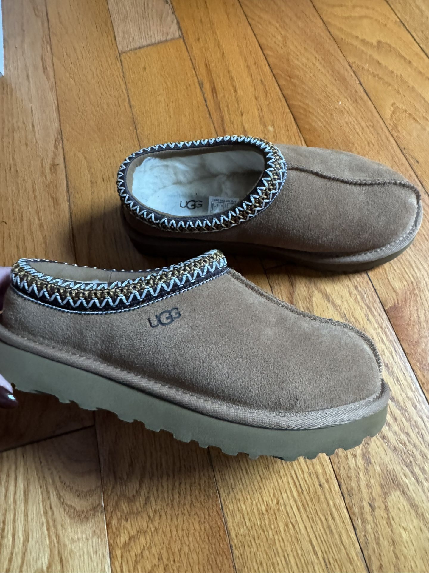 UGG Women’s Slippers Camel Brown Size 6 – Like New