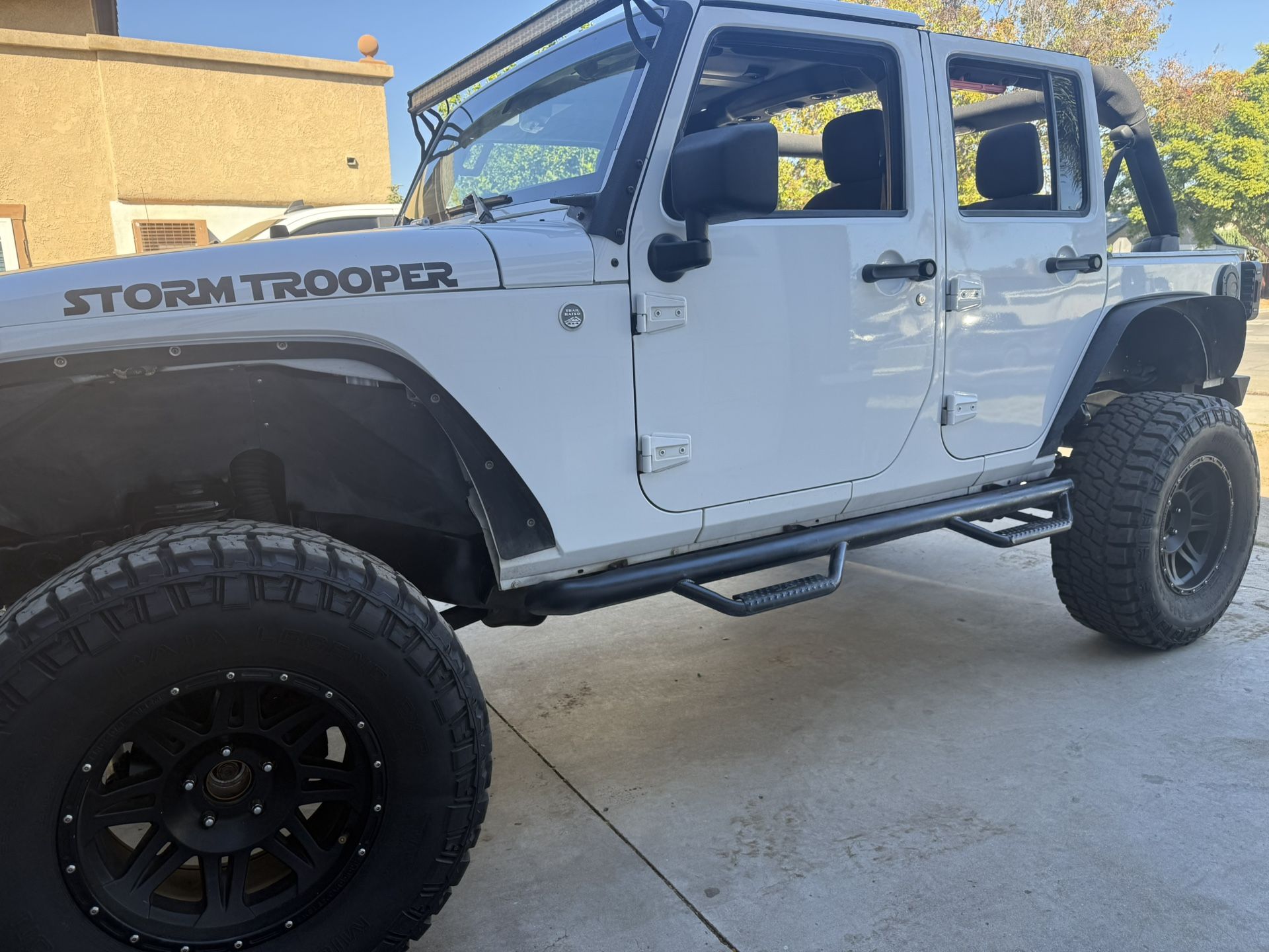 Jeep Wrangler, título limpio, 4 × 4 estándar, está levantado el piso metro y medio