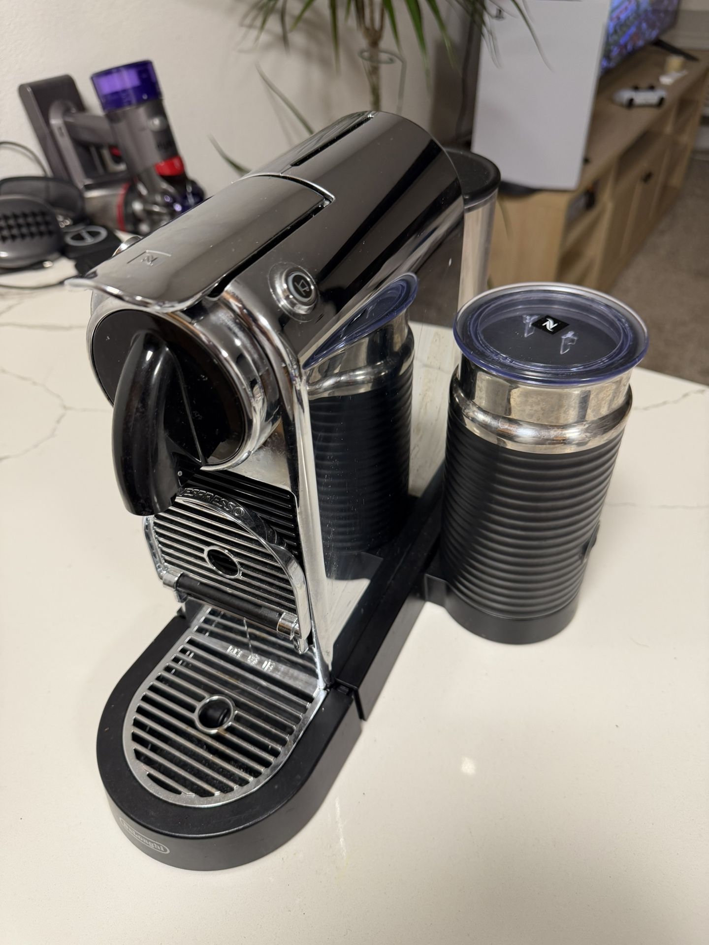 De'Longhi Nespresso espresso machine