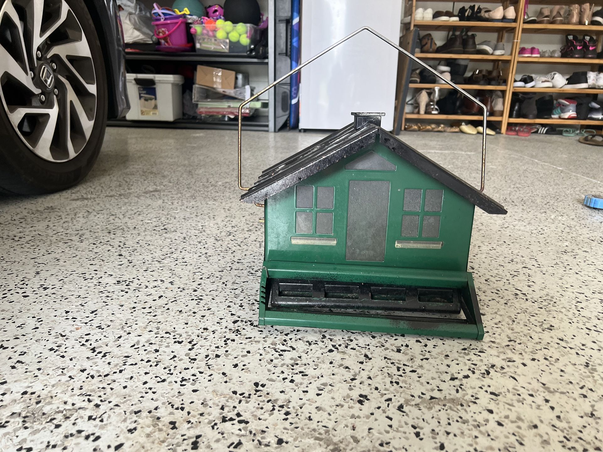 Bird feeder