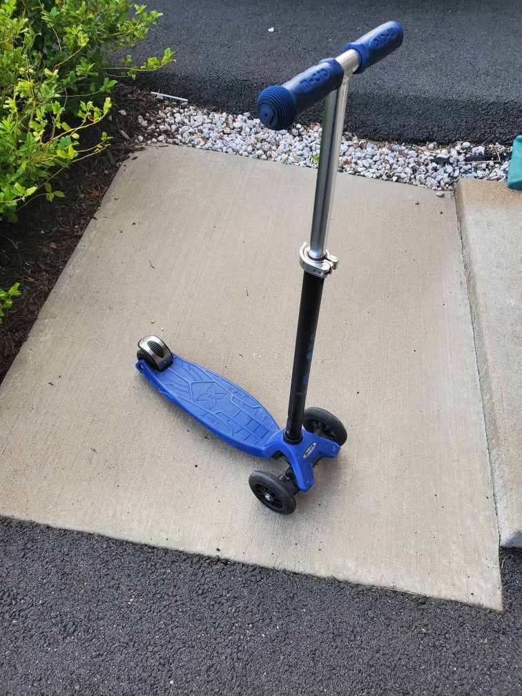 Micro Kickboard Maxi Original Scooter (Blue)