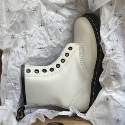 Doc Martens 1460 Women’s Size 6