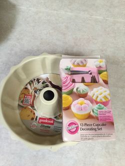Bundt Cake Pan & Decorating Kit (make offer)