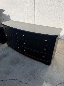 6 drawer brown dresser with 2 nightstands!