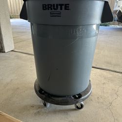 Rubbermaid BRUTE Commercial Trash Can with Dolly – 20 Gal – Durable & Mobile