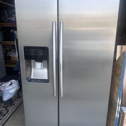 Samsung stainless steel refrigerator/ freezer 24.7 cu.ft.