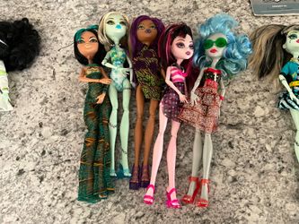 5 Monster High Dolls