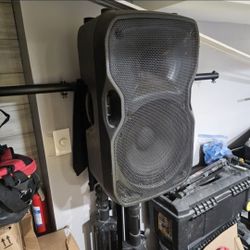 2 Speakers With 3 Stands