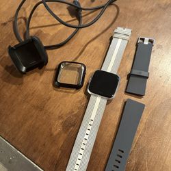 Fitbit Versa Lite Watch, Screen Protector, Extra Band 