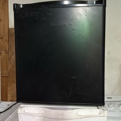 Hisense 1.6 Cu ft Single Door Mini Fridge, Black, 