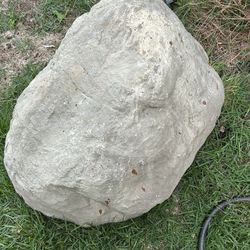 3 Fake rocks