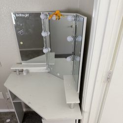 Fancy Make Up Vanity, With Lights And Drawers.