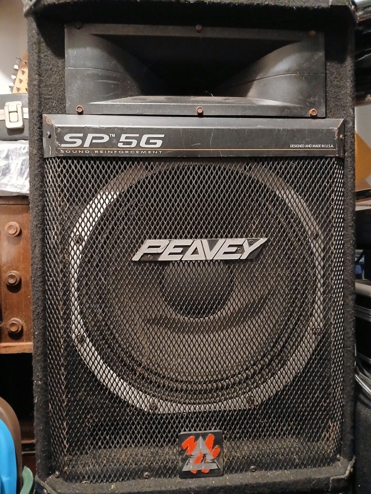 2 Peavey SP5G passive speakers, pole mount, 15" woofers and horns, solid, heavy, loud.