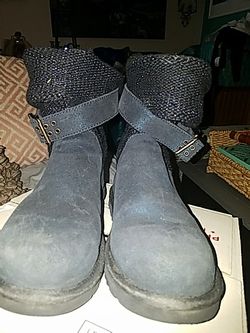 size 6 new con, not faded its hombre style uggs boots navy
