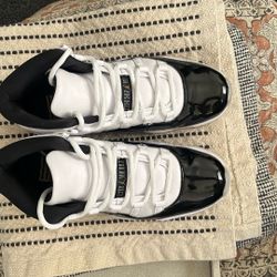 Retro Jordan 11- White/ Black