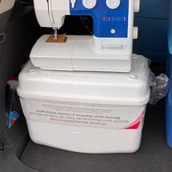 Sewing Machine With Carrying Case. 