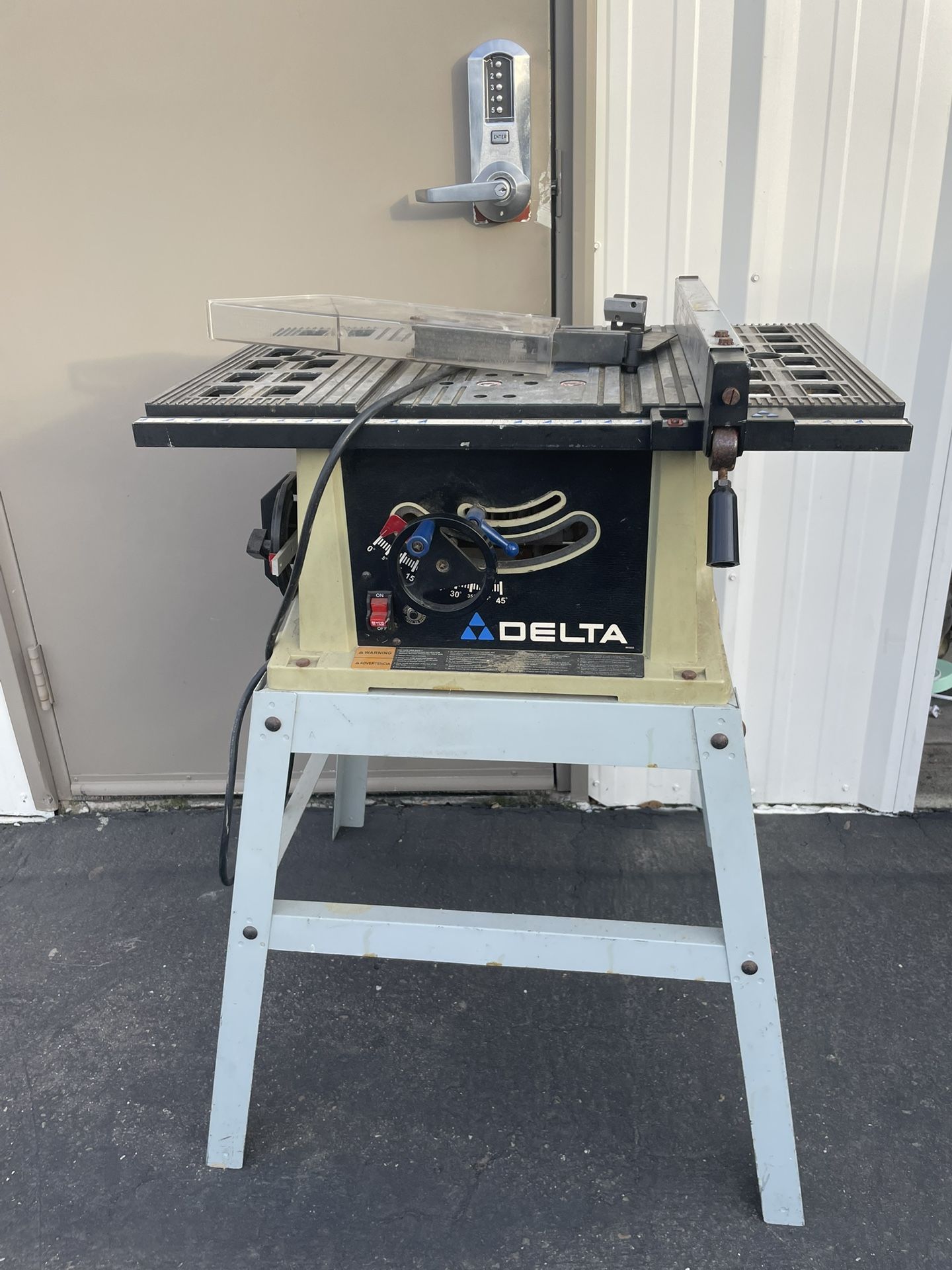 Delta Table Saw With Stand., Works Great