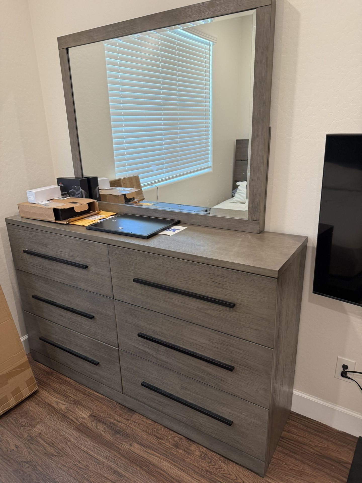 Full Bedroom Set w/ Nightstand & Mirror