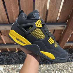 Jordan 4 Thunder (Size 5.5Y, 6.5Y)