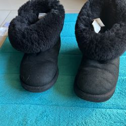 Black UGG 