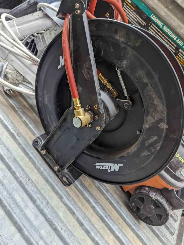 Milton Retractable Air Hose Reel