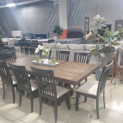 Beautiful 9 Pc Dining Set With 8 Chairs And Leaf (New)