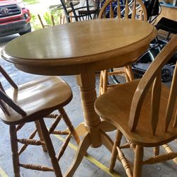 High table with 3 barstools 
