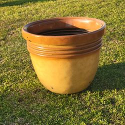 HUGE LIGHTWEIGHT PLANTER WITH DRAINAGE PLUGS