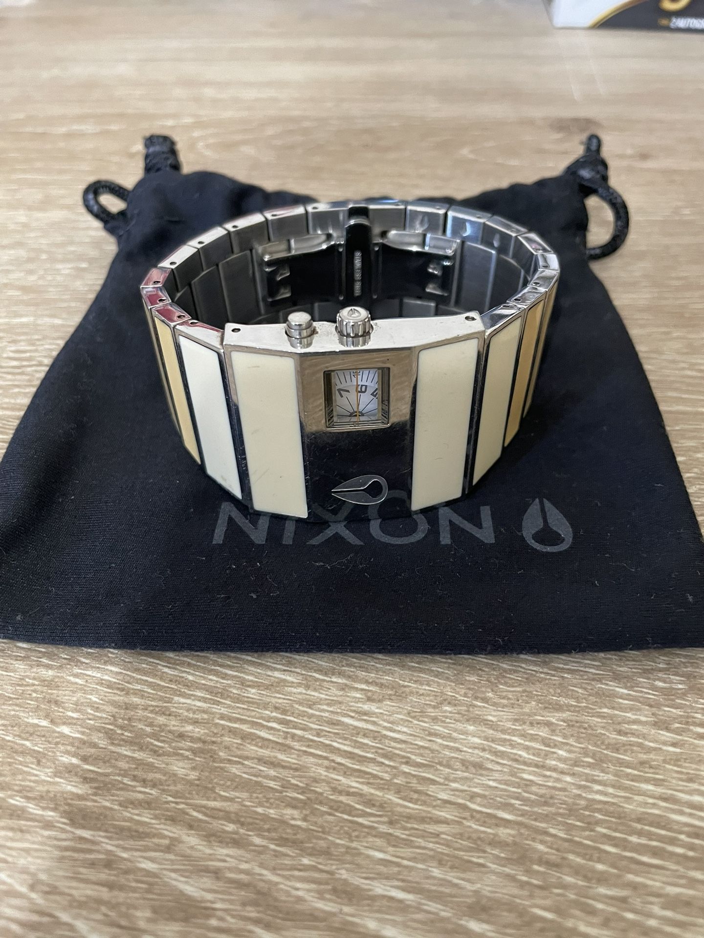 Nixon Roto Log Cream & White for Sale in Visalia, CA - OfferUp