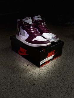 Nike Air Jordan 1 Retro High OG Bordeaux Size 9