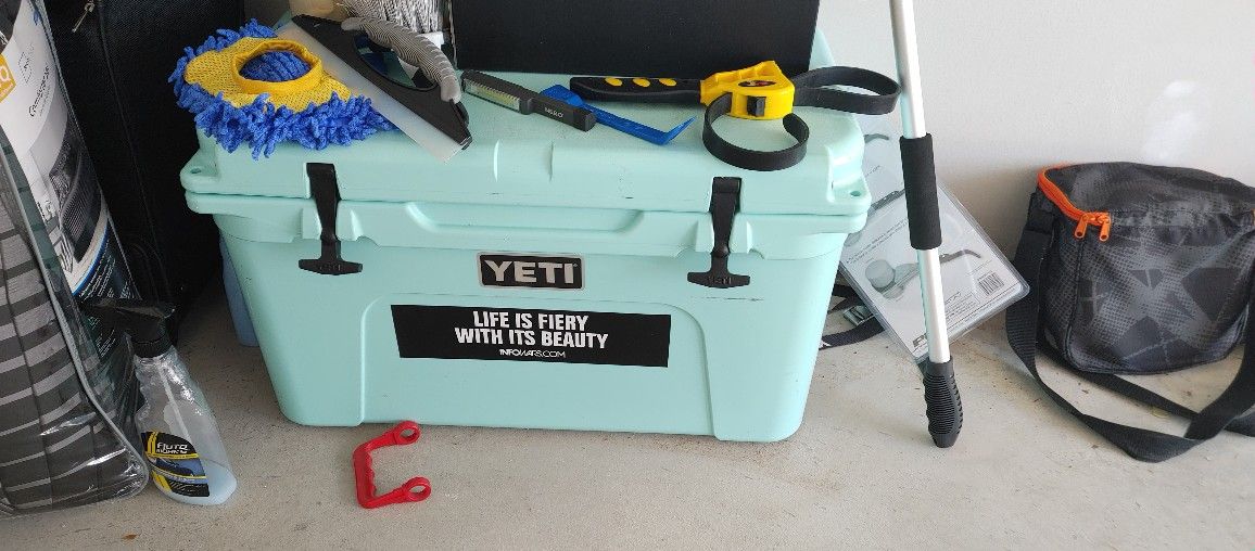 Seafoam Limited Edition Yeti 45 Cooler With Straps