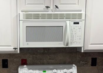 30” GE Spacemaker Over -the-Range Microwave – Model JVM1650WB – Fully Working
