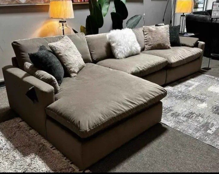 ❤Sophie// Plush Sectional// With Chaise Couch