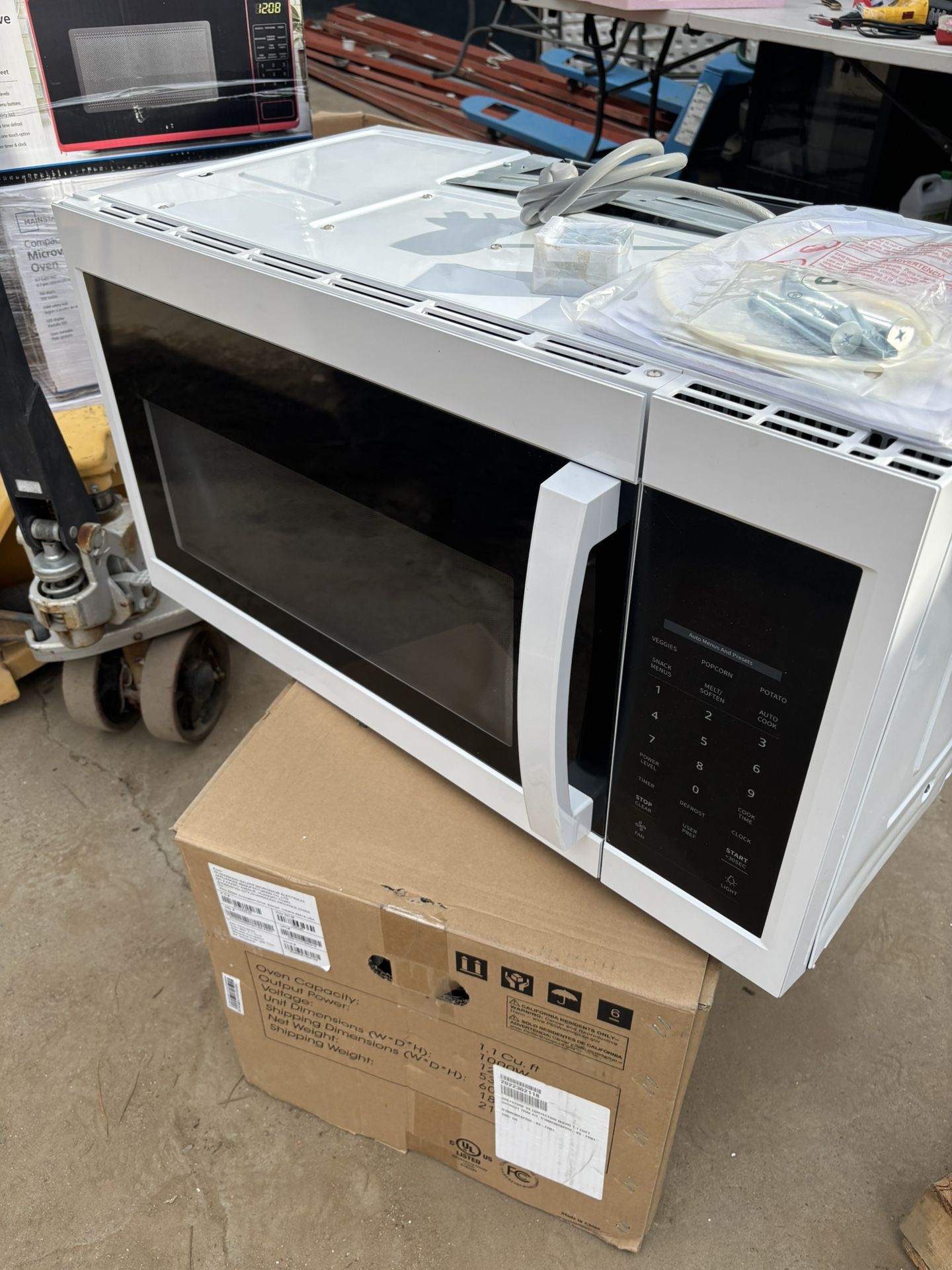 1.7 cu. ft. 1000-Watt Over the Range Microwave in White, microondas campana para cocina