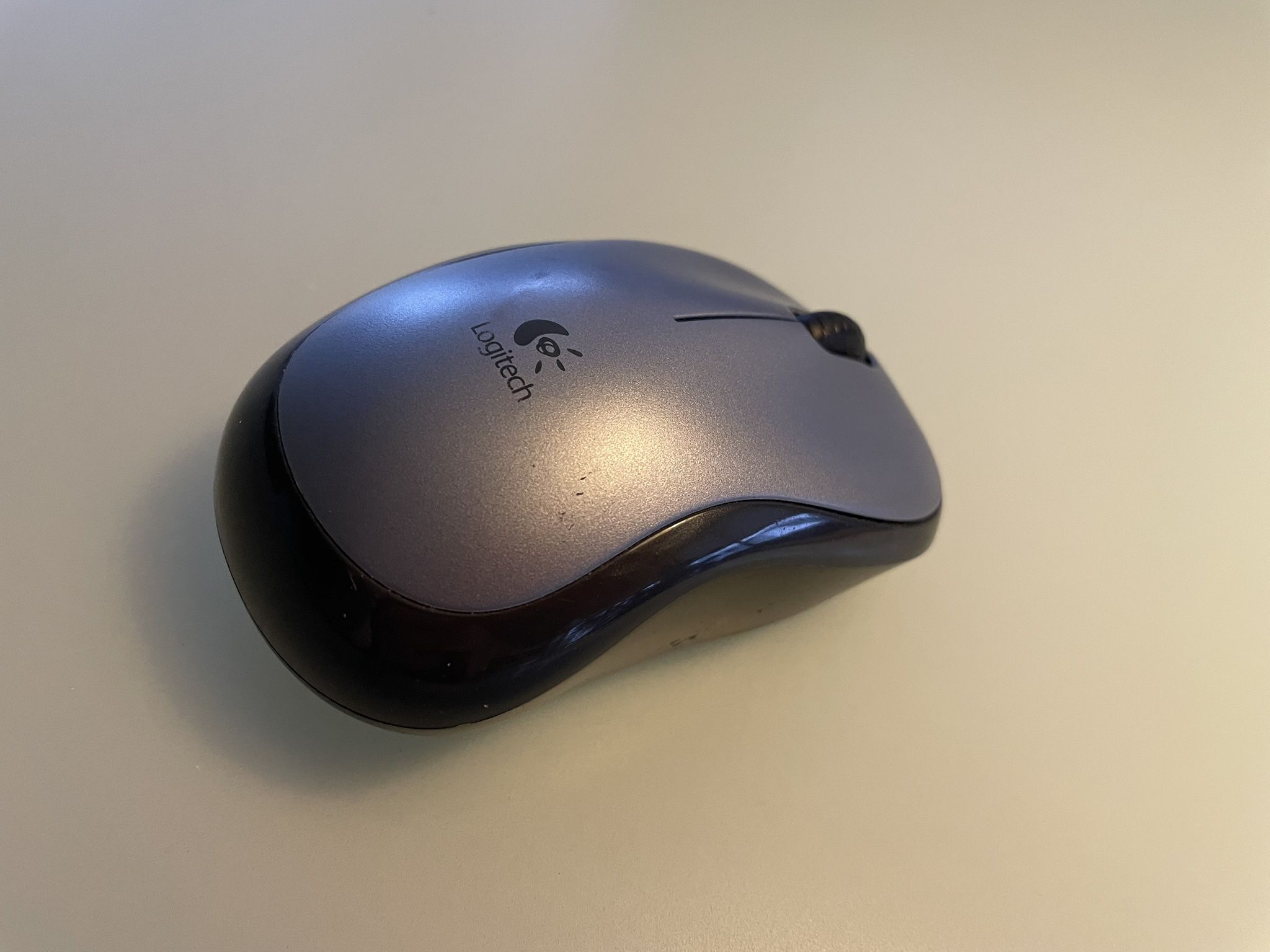 Logitech M185 Black & Gray Wireless 3-Button + Scroll Wheel USB Optical Mouse