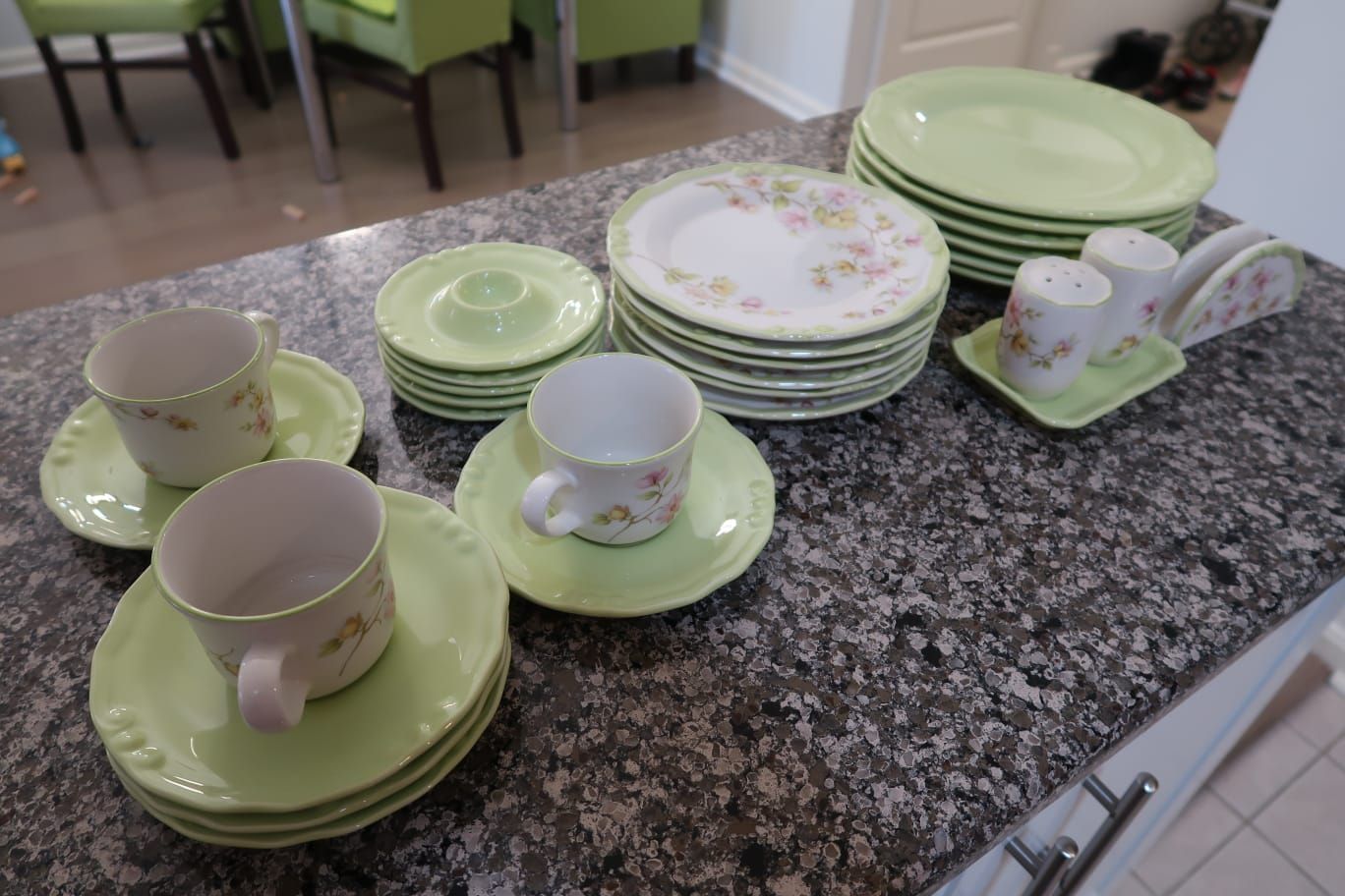 Breakfast plate and cups set