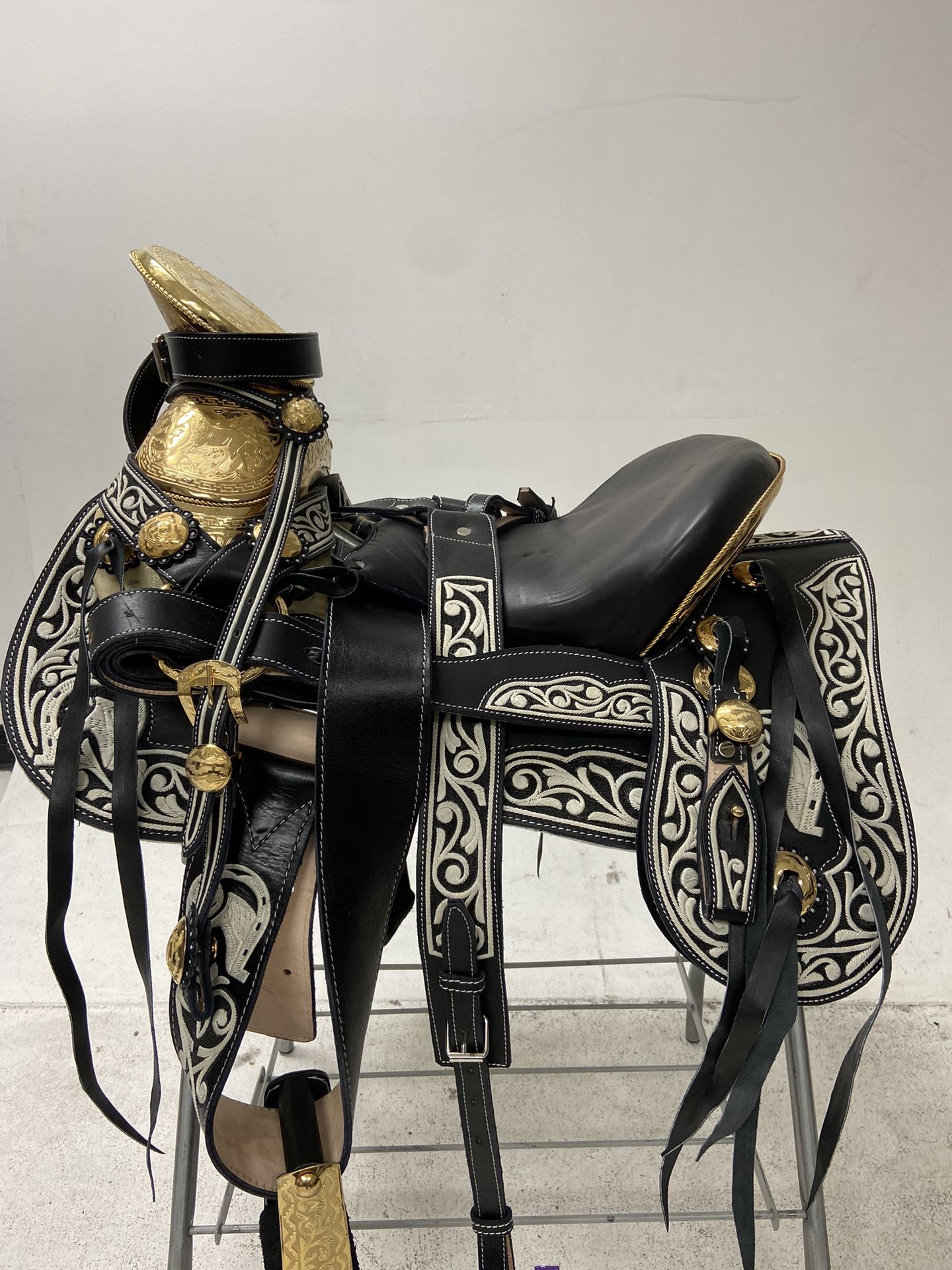 Nueva Montura Charra Pitiada Original Con Herrage Y Fuste Chapeado En Oro