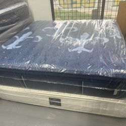 KING SIZE STEARNS & FOSTER STUDIO (MEDIUM) PILLOW TOP MATTRESS & BOX SPRINGS BED SET