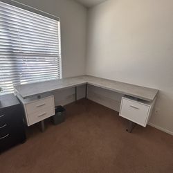 Large L-Shape Desk - Can Deliver!
