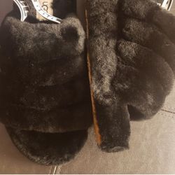 BRAND NEW UGGS SLIPPERS SIZE 6