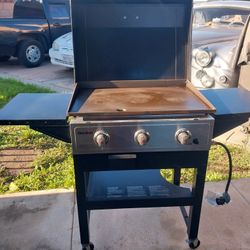 FLAT GRILL ONLY USED 2 TIMES IS IN EXCELLENT CONDITION 