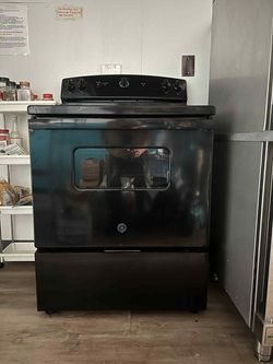 GE 30” 4-Burner Electric Range / Stove – Black – Good Condition