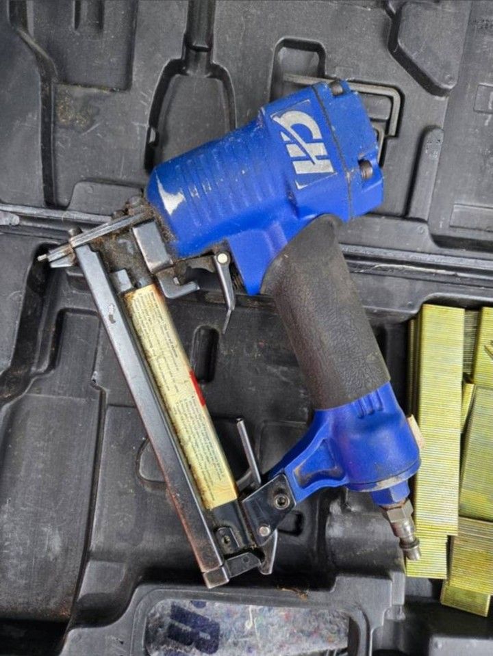 Campbell Hausfeld Brad Finishing Nailer with case