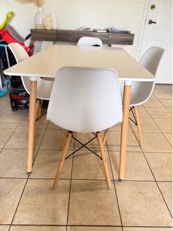 Mesa de comedor con sus sillas